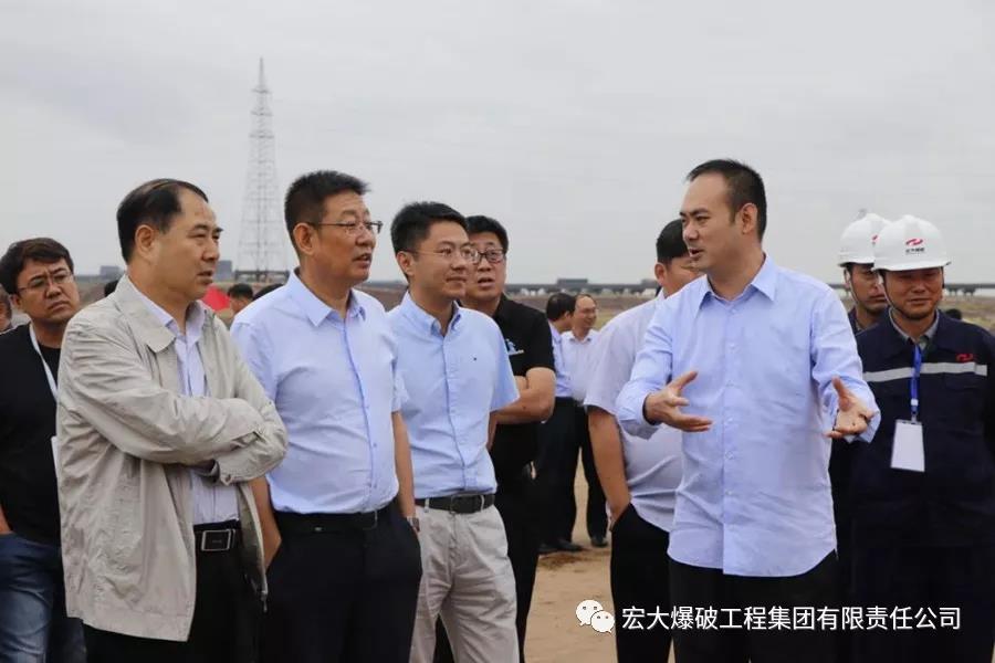 『保衛(wèi)藍(lán)天 宏大在行動』——河北省水利系統(tǒng)領(lǐng)導(dǎo)觀摩河道治理工程示范段