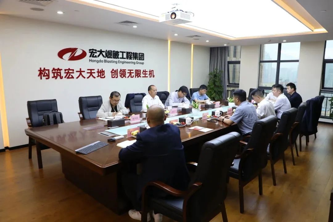 云南銅業(yè)總助董家平、玉溪礦業(yè)執(zhí)董侯方俊蒞臨宏大爆破考察交流