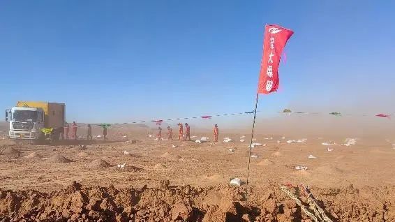 扎根戈壁，不負(fù)韶華｜宏大爆破新疆三塘湖項目單日爆破量突破50萬立方