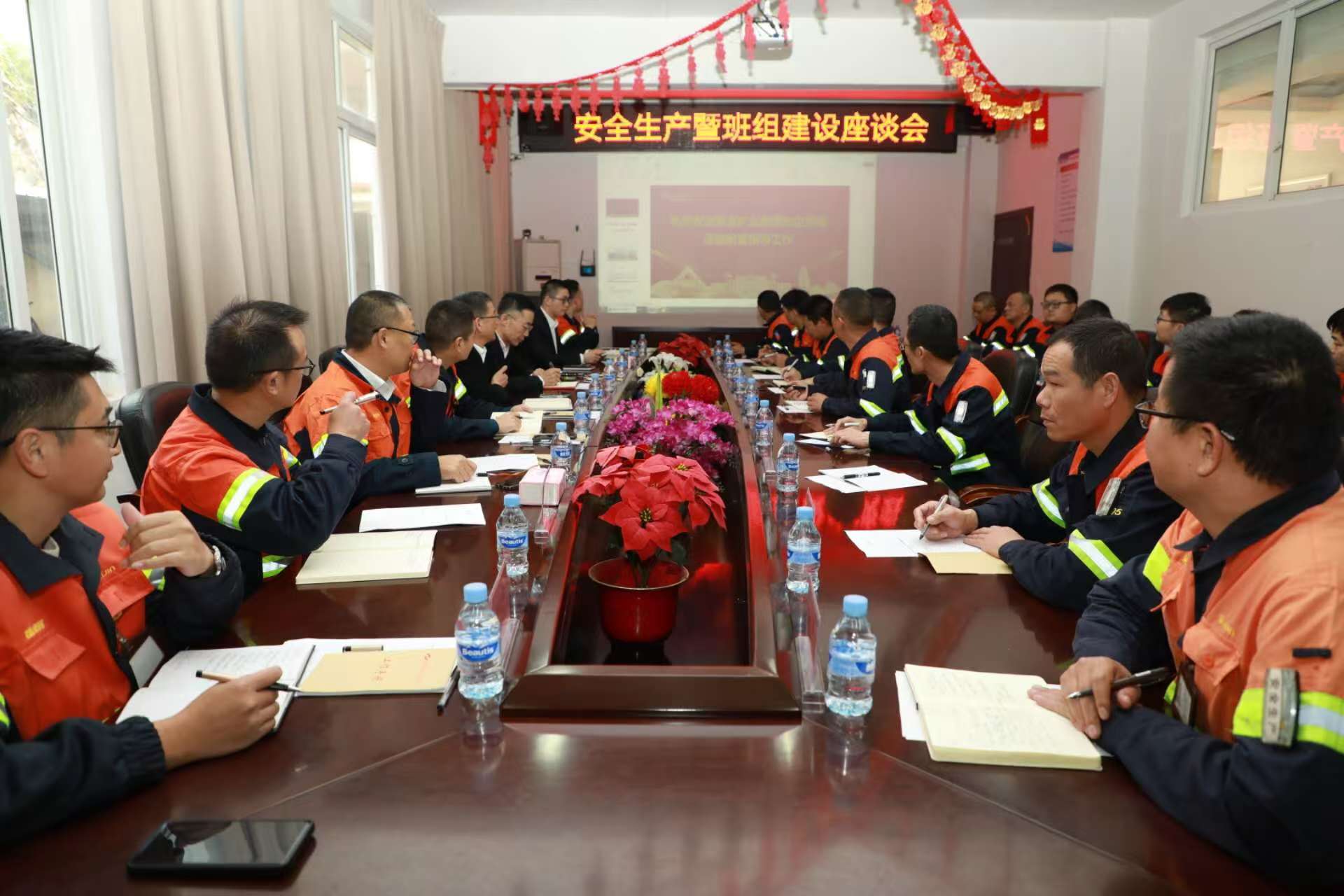 紫金礦業(yè)集團股份有限公司總裁鄒來昌一行蒞臨新華都紫金山項目部調(diào)研指導工作